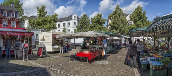 Markttag im Dorf Saarn