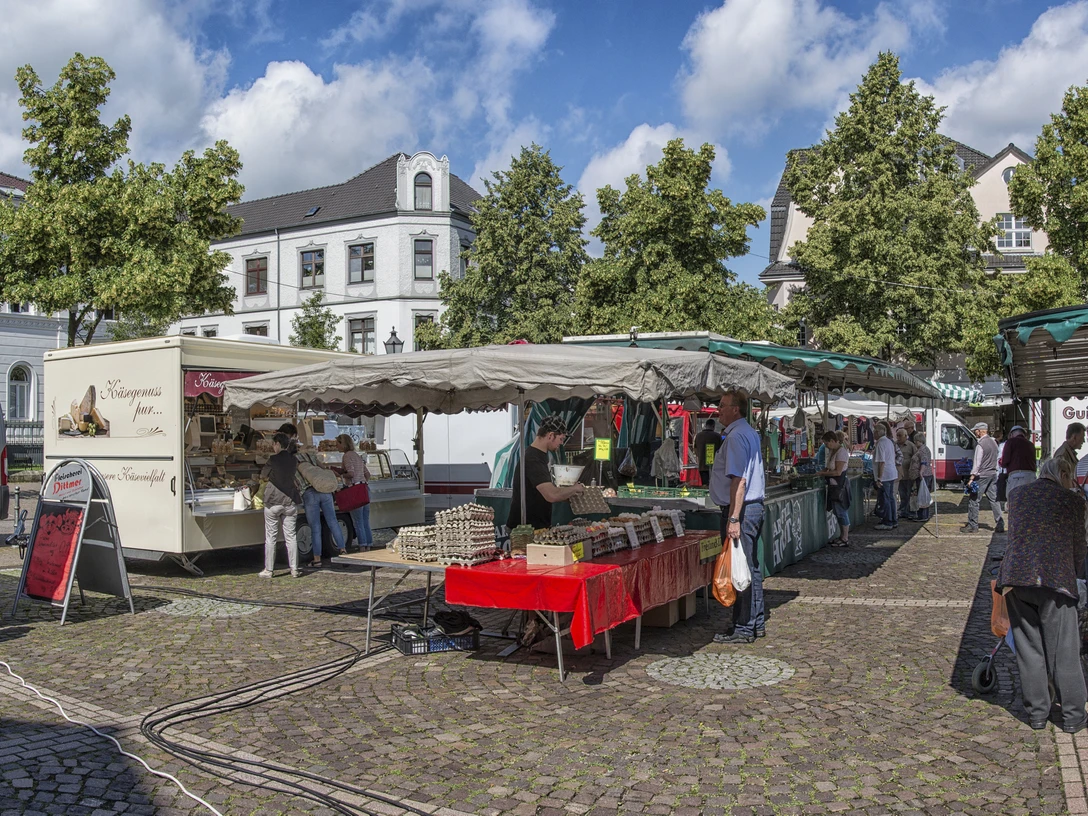 Markttag im Dorf Saarn