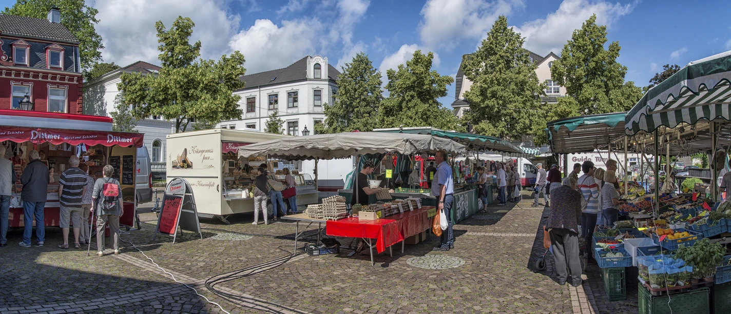 Markttag im Dorf Saarn