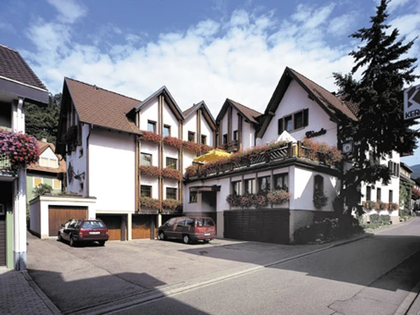 Haupthaus mit Restaurant und 15 Doppelzimmer und 4 Einzelzimmer.