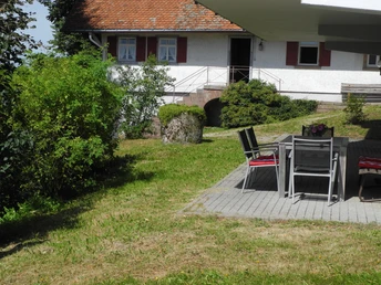 Blick von der Terrasse auf das Bauernhaus