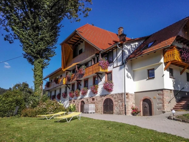Hausansicht mit Liegewiese