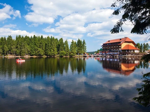 Mummelsee mit Berghotel Mummelsee