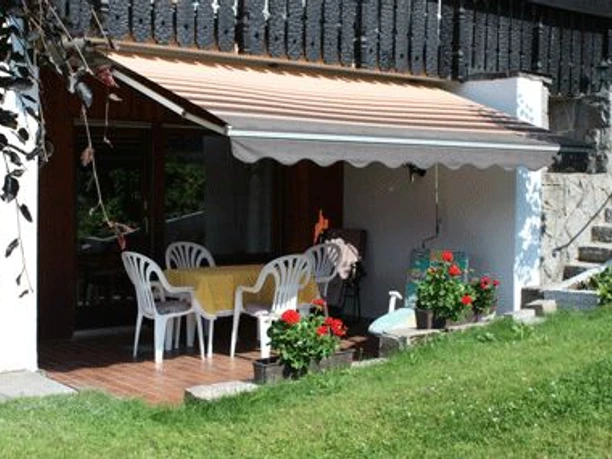 Terrasse mit Gartenmöbeln und Markise
