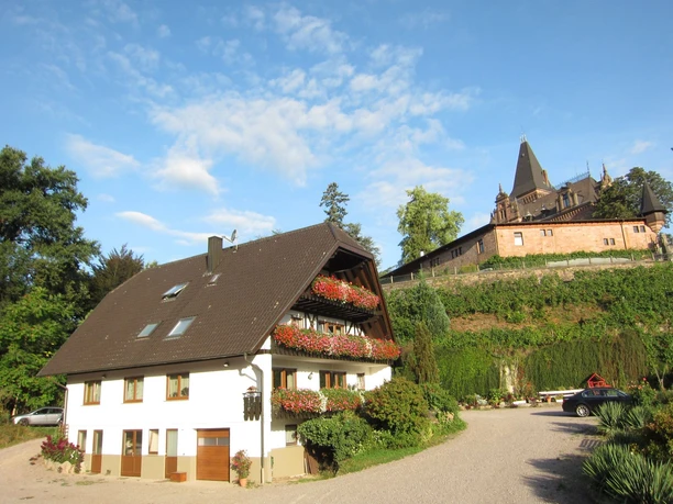 Unser blumengeschmücktes Haus im Schwarzwälder Stil liegt unmittelbar neben Schloss Rodeck