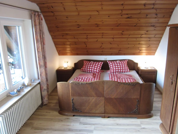 Im lichten Elternschlafzimmer im 1. OG laden Massivholz-Möbel zum Träumen ein.