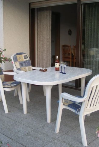 Terrasse mit Gartenmöbeln