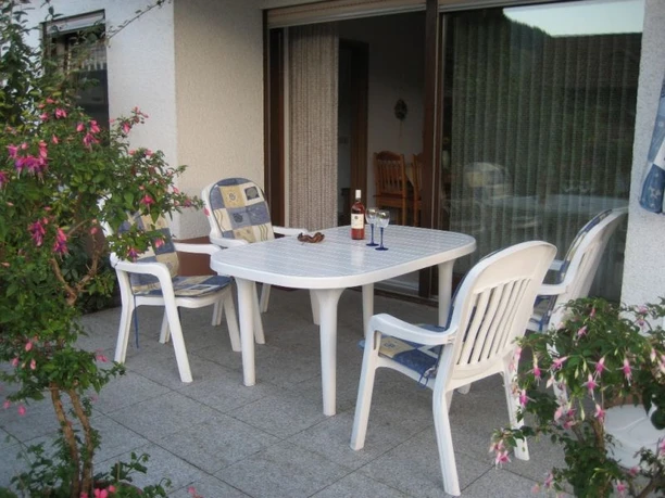 Terrasse mit Gartenmöbeln