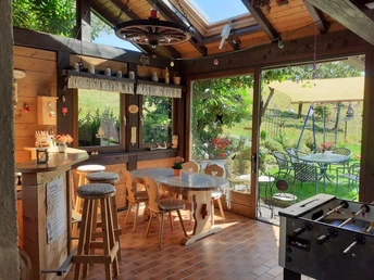 Wintergarten mit Sitzmöglichkeiten und Tischfußball