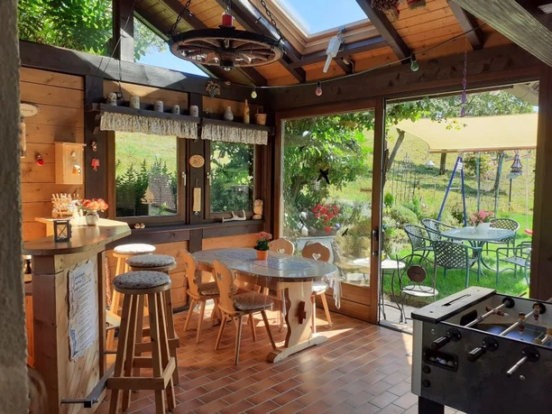 Wintergarten mit Sitzmöglichkeiten und Tischfußball