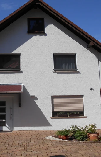 Gesamtansicht mit Fewo-Eingang unterm Vordach links