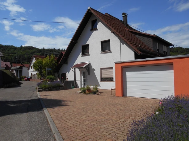 Gesamtansicht Eingang zur Fewo und Stellplatz