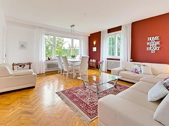 Wohnzimmer mit Esstisch