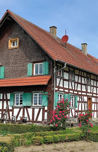 Außenansicht, gepflegtes altes Fachwerkhaus mit türkisfarbenen Fensterläden, Hof und Garten