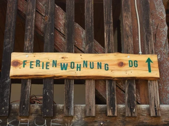Hinweisschild aus Holz zur Ferienwohnung