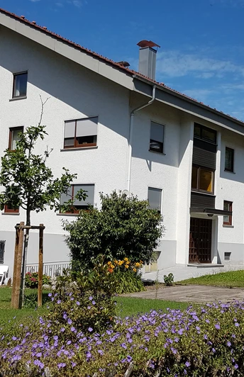 Hausansicht mit Garten