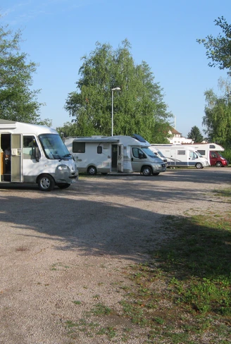 Wohnmobilstellplatz mit einigen Bäumen und Wohnwägen