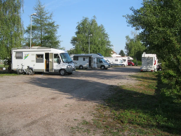 Wohnmobilstellplatz mit einigen Bäumen und Wohnwägen