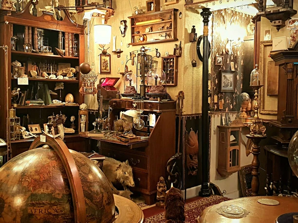 Panorama - Wunderkammer.jpg Ein dicht gefüllter Raum mit antiken und kuriosen Sammlungsstücken; ein Globus im Vordergrund.