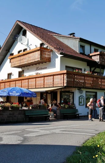 Aussenansicht im Sommer