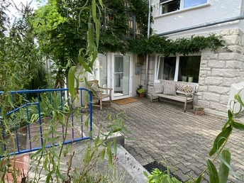 Ihr Eingang vom Hof aus