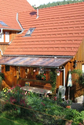 Blick in den Garten mit Sitzplatz