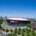 Lanxess Arena Die Lanxess Arena, moderne Architektur in Köln, umgeben von grüner Landschaft und urbanem Flair.The Lanxess Arena, modern architecture in Cologne, surrounded by green countryside and urban flair.
