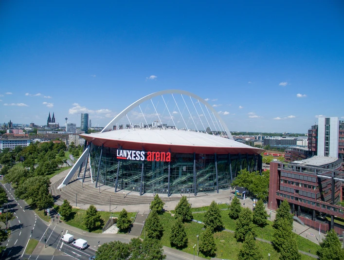 Lanxess Arena Die Lanxess Arena, moderne Architektur in Köln, umgeben von grüner Landschaft und urbanem Flair.The Lanxess Arena, modern architecture in Cologne, surrounded by green countryside and urban flair.