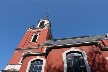 St. Michael Burtscheid (c) ats Rote Backsteinfassade der St. Michael Kirche in Burtscheid vor blauen Himmel.