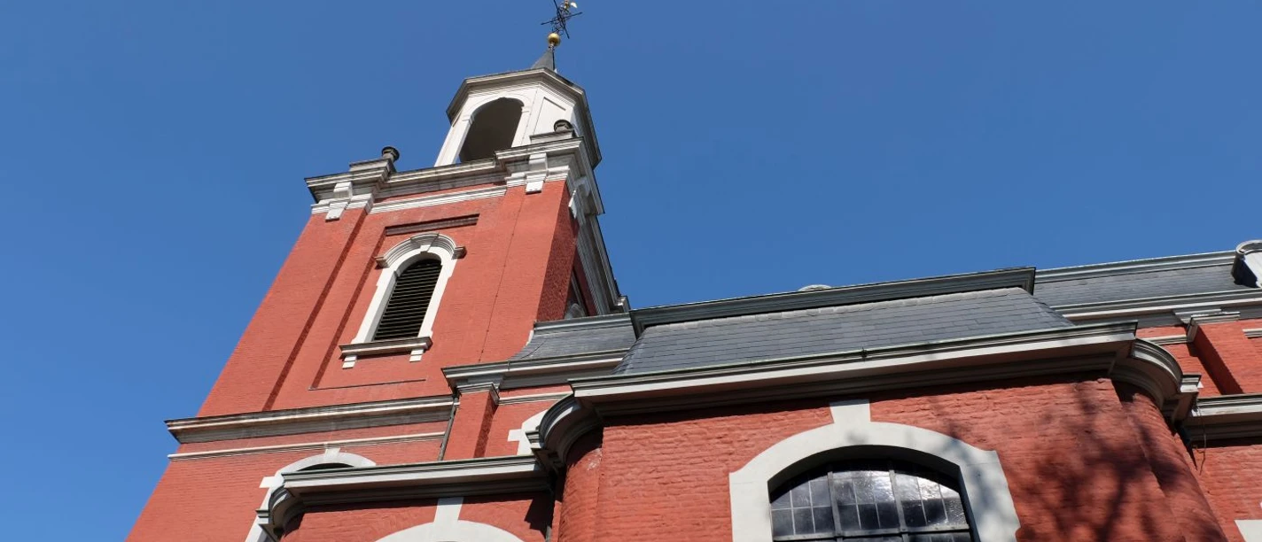 St. Michael Burtscheid (c) ats Rote Backsteinfassade der St. Michael Kirche in Burtscheid vor blauen Himmel.