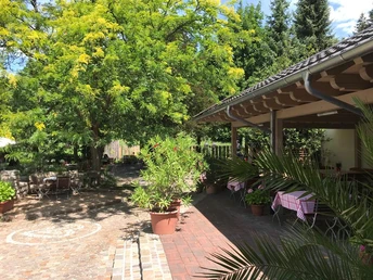 Garten und Salettl (überdachter Gartenbereich)