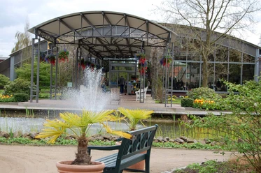 Gartenpark mit Sicht zum Gang der in die Blumenhalle führt