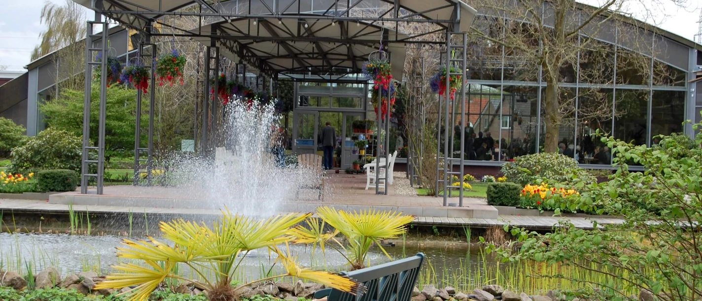 Blumenreich mit Blumenhalle Wiesmoor Gartenpark mit Sicht zum Gang der in die Blumenhalle führt