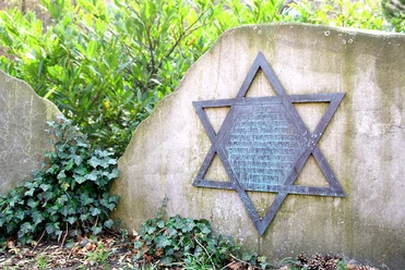 Spuren jüdischer Geschichte Gedenkstein mit Davidstern und Inschrift zur Erinnerung an die jüdische Gemeinde in Meppen.
