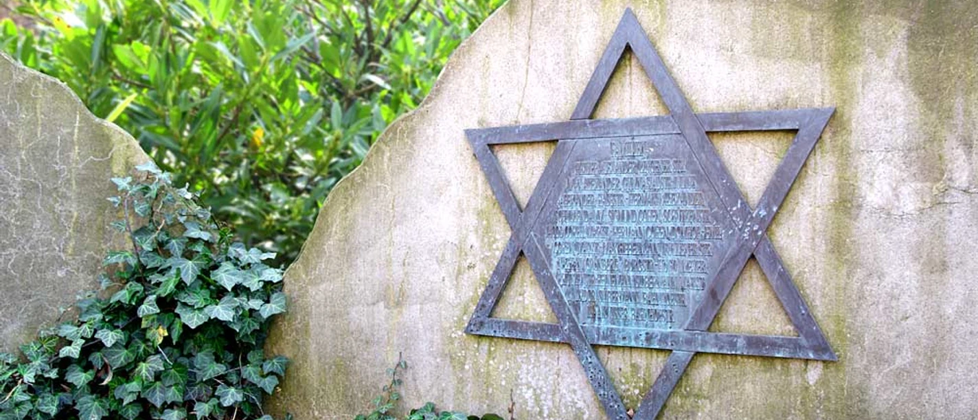 Spuren jüdischer Geschichte Gedenkstein mit Davidstern und Inschrift zur Erinnerung an die jüdische Gemeinde in Meppen.