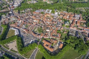 Festungswall Luftaufnahme der Altstadt von Meppen mit gut erhaltener sternförmiger Festungsanlage und Wallgrün.