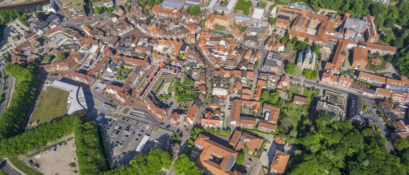 Festungswall Luftaufnahme der Altstadt von Meppen mit gut erhaltener sternförmiger Festungsanlage und Wallgrün.