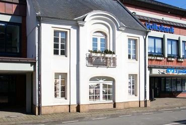 Heyl´sches Haus Historisches Stadthaus mit heller Fassade, Rundbogenfenster und kleinem Balkon über dem Eingang.