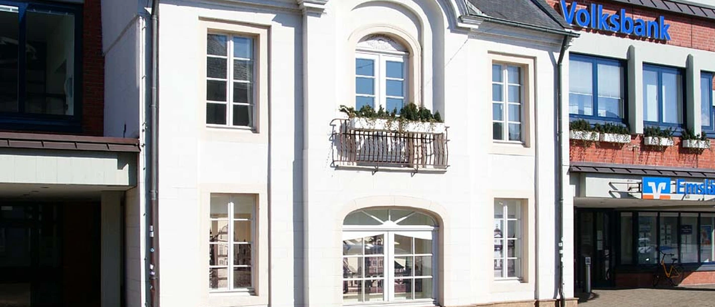 Heyl´sches Haus Historisches Stadthaus mit heller Fassade, Rundbogenfenster und kleinem Balkon über dem Eingang.