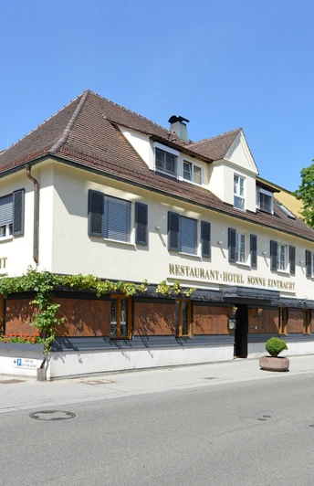 Außenansicht, Fassade mit Fensterläden, wilder Wein wächst rundherum