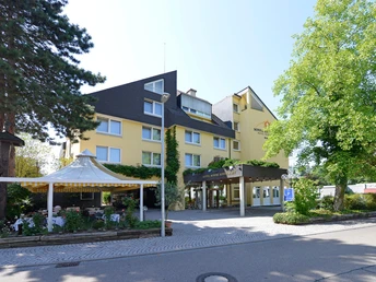 zweites Gebäude vom Hotel Sonne Eintracht, weißer Pavillon mit Sitzplätzen, Parkplätze für Hotelgäste