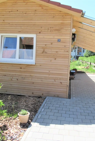 Eingangsbereich mit Parkplatz