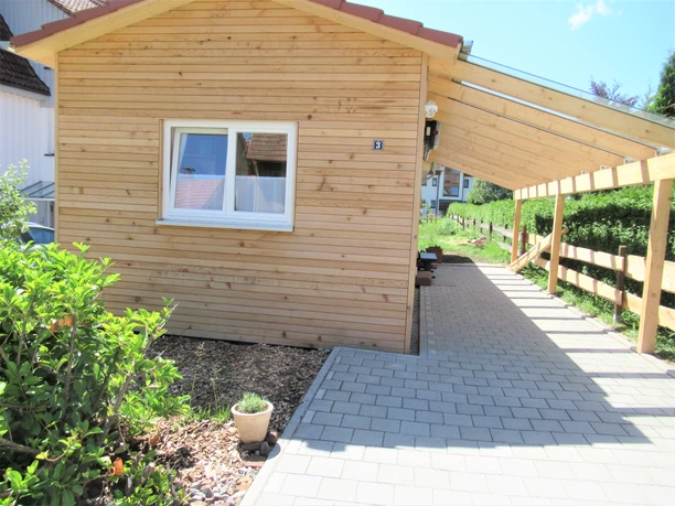 Eingangsbereich mit Parkplatz