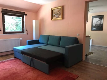 Ausziehbare Couch im Wohnzimmer