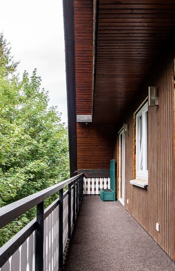 Balkon mit Waldblick