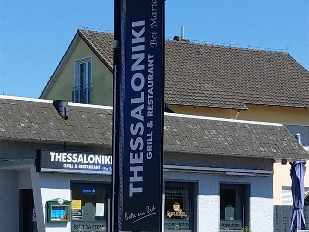 Thessaloniki hoch Fassade des Thessaloniki Grill mit hohem Werbeschild vor blauem Himmel