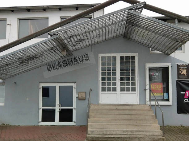 Fassade der GLASHAUS Diskothek mit Metallvordach, Eingangstüren und Treppe