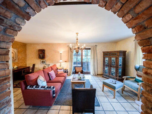 Wohnzimmer mit Durchgang zur Küche mit Balkon