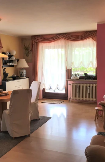 Wohn- und Esszimmer mit Zugang zum Balkon