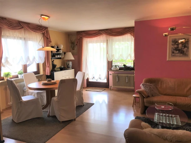 Wohn- und Esszimmer mit Zugang zum Balkon